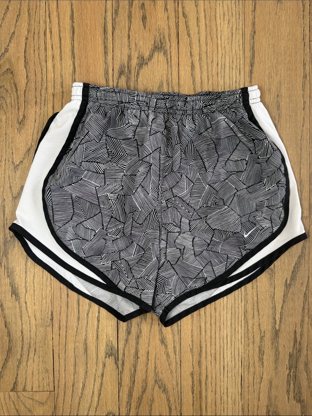 Nike Women’s Dri-Fit Black & White Geometric Athletic Shorts Size X-Small